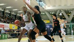 W pierwszym spotkaniu finału play-off Natasha Mack (z piłką) zgromadziła 27 punktów i 13 zbiórek.