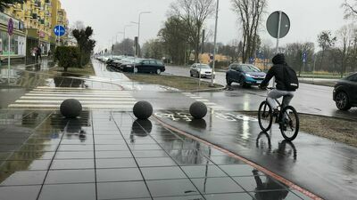 Dyrektor ZDG uważa, że kule to dobry pomysł i nie zamierza z nich rezygnować. Ale przyznaje, że takie przeszkody nie powinny znajdować się na środku trasy rowerzystów.