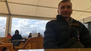 Sasza przyjechał do Hrebennego w drugim dniu wojny i został. Pracował jako tłumacz, teraz organizuje transporty humanitarne. Wspiera też wolontariuszy z Namiotu Miłosierdzia.