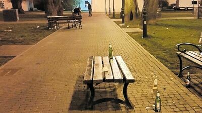 W niedzielę o wpół do pierwszej w nocy na placu imprezowało kilka grup młodych ludzi. To niedużo, jak na to miejsce i tę porę. Gdy robi się cieplej, imprezowiczów jest znacznie więcej