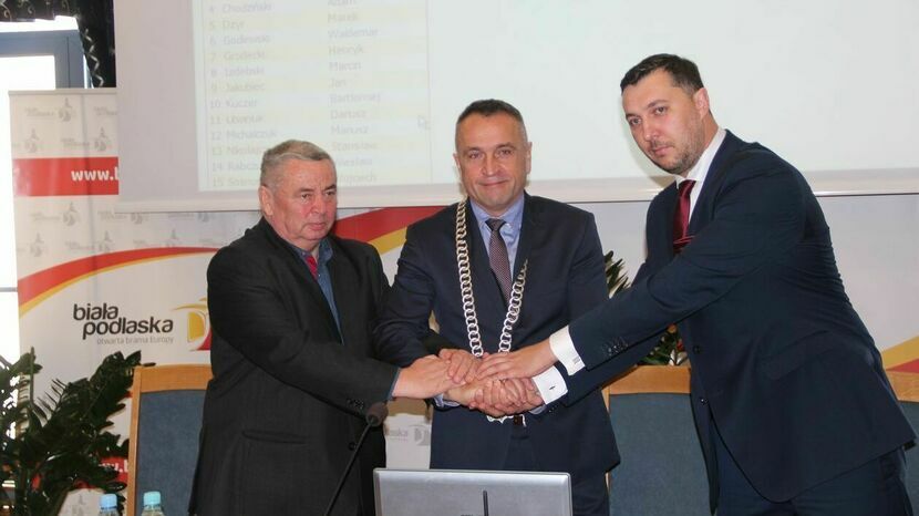 Robert Woźniak  z KO (po prawej) nie jest już wiceprzewodniczącym rady