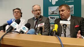 Minister zdrowia odwiedził we wtorek w Klinice Okulistyki SPSK 1 w Lublinie leczonych tu uchodźców. Na zdjęciu po lewej prof. Robert Rejdak i po prawej prof. Wojciech Załuska, rektor Uniwersytetu Medycznego w Lublinie