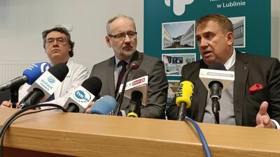 Minister zdrowia odwiedził we wtorek w Klinice Okulistyki SPSK 1 w Lublinie leczonych tu uchodźców. Na zdjęciu po lewej prof. Robert Rejdak i po prawej prof. Wojciech Załuska, rektor Uniwersytetu Medycznego w Lublinie