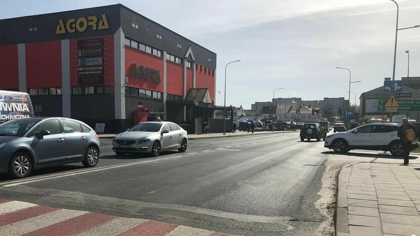 Już od poświątecznej środy na ulicy Partyzantów od skrzyżowania przy pawilonie Agora będzie można jeździć tylko prawą stroną jezdni, ale w obu kierunkach.