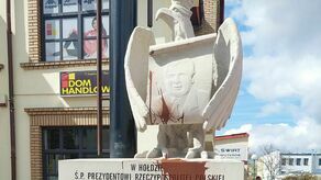 Do dewastacji pomnika doszło w nocy z soboty na niedzielę.