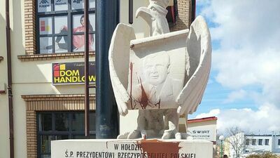 Do dewastacji pomnika doszło w nocy z soboty na niedzielę. 