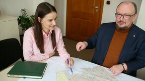 – Dzięki temu, że radni uchwalili w czwartek ten plan zagospodarowania przestrzennego, mieszkańcy będą mieć ułatwioną procedurę uzyskania pozwolenia na budowę domu – mówi burmistrz Wojciech Wilk (na zdjęciu z pracującą z Urzędzie Miasta Kraśnik Marleną Mozgawą-Kloc)