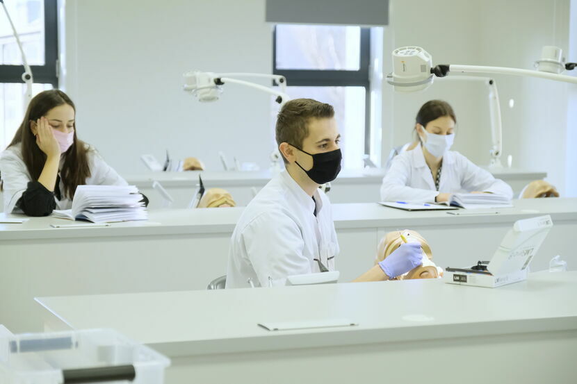 Uniwersytet Medyczny przygotował dla studentów z uczelni ukraińskich 146 miejsc na kierunku lekarskim, lekarsko-dentystycznym i 5 na farmacji