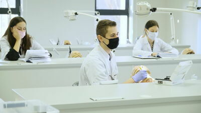 Uniwersytet Medyczny przygotował dla studentów z uczelni ukraińskich 146 miejsc na kierunku lekarskim, lekarsko-dentystycznym i 5 na farmacji