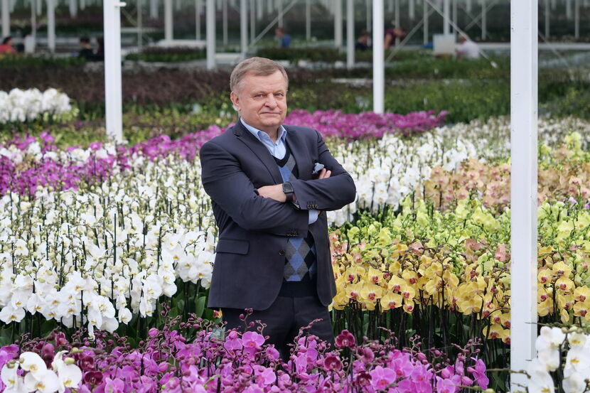 Jarosław Ptaszek, właściciel JMP Flowers w Stężycy, największy producent kwiatów szklarniowych w Polsce, już wcześniej zaczął odchodzić od gazu ziemnego na rzecz alternatywnych źródeł energii. Udało mu się zredukować jego zużycie o połowę