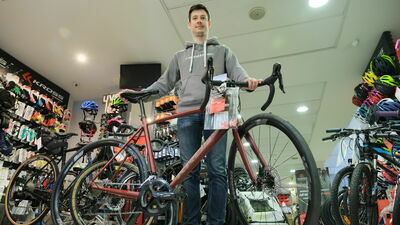 Mateusz Styżej z AMS dobre rowery, który ma też kilka sklepów stacjonarnych ocenia, że dostępność się trochę poprawiła, ale ceny znów poszły w górę. – O jakieś 10 procent – wyjaśnia