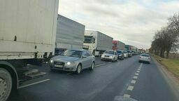 Tiry szukały skrótów po gminach. „Wstrząsy, hałas i zapylenie”