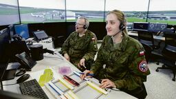 Nowy symulator wieży kontroli lotów trafił do Lotniczej Akademii Wojskowej w Dęblinie