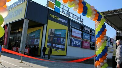 Nowy park handlowy na gruzach supermarketu. Już można robić zakupy