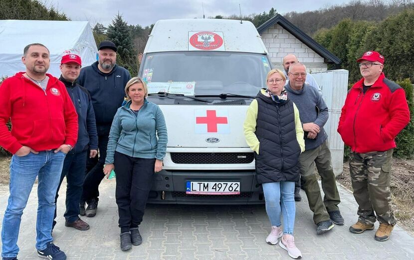 Henryk Kozak i Artur Dublowski ze swoimi przyjaciółmi, wolontariuszami z Ukrainy, którym w drodze do Jazłowca przekazali część darów przeznaczonych na tereny objęte walkami