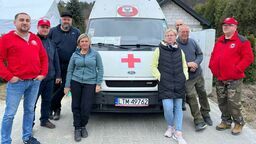 Henryk Kozak i Artur Dublowski ze swoimi przyjaciółmi, wolontariuszami z Ukrainy, którym w drodze do Jazłowca przekazali część darów przeznaczonych na tereny objęte walkami