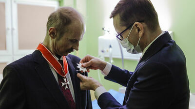 Mateusz Morawiecki wręczył odznaczenie profesorowi Waldemarowi Paruchowi