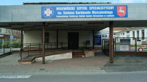 Na wejściu do byłego Szpitala Jana Bożego przy ul. Biernackiego dzisiaj o świcie zawisły tabliczki z nową nazwą