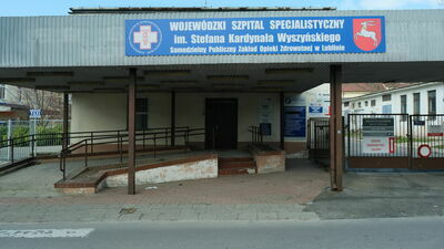 Na wejściu do byłego Szpitala Jana Bożego przy ul. Biernackiego dzisiaj o świcie zawisły tabliczki z nową nazwą