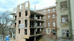 Fasada kamienicy od strony ul. 3 Maja została rozebrana