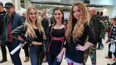 Ozdobą wielu stoisk były piękne hostessy