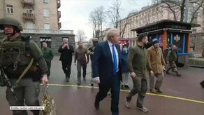 "Tak wygląda demokracja. Tak wygląda odwaga". Spacer Johnsona i Zełenskiego ulicami Kijowa