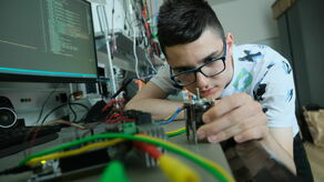 Nastolatek jest uczniem III Liceum Ogólnokształcącego im. Unii Lubelskiej w Lublinie. Cały czas uczy się też na Politechnice Lubelskiej (zajęcia na uczelni zaczął mając zaledwie 9 lat).