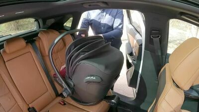 Jak prawidłowo zamontować fotelik samochodowy dla dziecka [wideo]