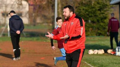 Artur Jaremko do niedawna prowadził Pogoń 96 Łaszczówka, a w niedzielę pokonał ją jako szkoleniowiec Korony Łaszczów

