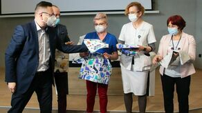 Kolorowe poszewki na poduszki trafią do wszystkich oddziałów szpitala