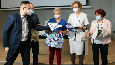 Kolorowe poszewki na poduszki trafią do wszystkich oddziałów szpitala