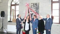 Pamiątkowa tablica poświęcona Czesławowi Niemenowi została w piątek odsłonięta na dworcu PKP w Białej Podlaskiej