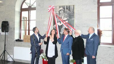 Pamiątkowa tablica poświęcona Czesławowi Niemenowi została w piątek odsłonięta na dworcu PKP w Białej Podlaskiej