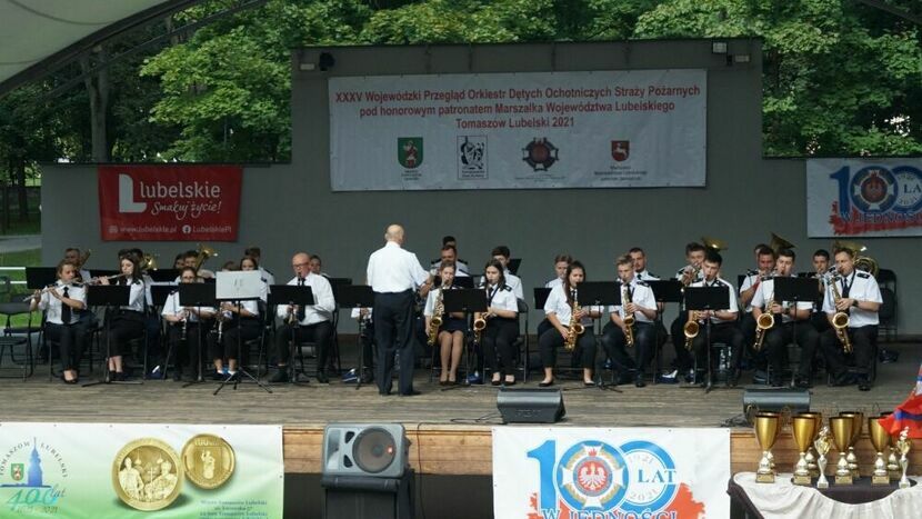 Jesienią zeszłego roku w tomaszowskim parku odbył się przegląd strażackich orkiestr dętych. Muzycy grali w amfiteatrze, i w drodze do niego. Na pewno było głośno...<br />
