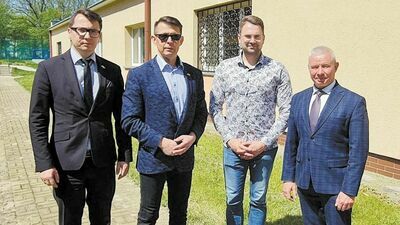 W Kraśniku mówi się, że ktokolwiek by nie startował, wybory wygra i tak Jarosław Stawiarski. Ale może za rok wygra je jego syn, Michał (drugi z prawej). Na zdjęciu jako prezes stowarzyszenia Wschód Lubelskich Serc pozuje z urzędnikami Starostwa Powiatowego w Kraśniku (od lewej): sekretarz powiatu Łukasz Skokowski, przewodniczący rady powiatu Jacek Dubiel, Michał Stawiarski i starosta Andrzej Rolla