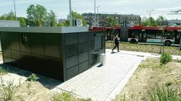 Podczas budowy i przebudowy pętli komunikacji miejskiej ustawiono sześć takich budynków z toaletami
