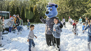 Mundurowa Majówka w Kraśniku. Stażacka piana sprawiła frajdę dzieciom