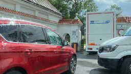 Wóz TVP w momencie uszkodzenia bramy