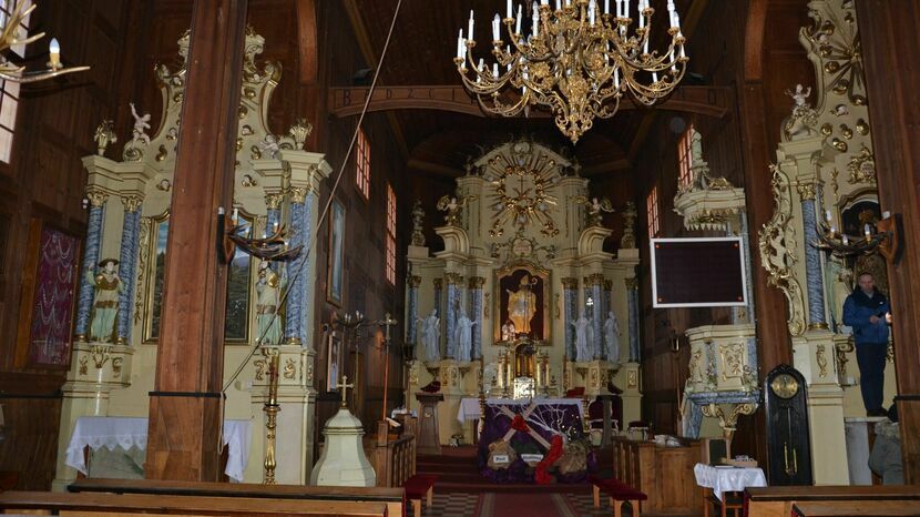 Wyposażenie kościoła jest w większości rokokowe i pochodzi w dużej części z 2 poł. XVIII wieku, czyli czasów, gdy świątynią administrowali Franciszkanie. Pozostałością po nich jest użyty kilkakrotnie w dekoracji ołtarzy, ambony i chrzcielnicy herb franciszkański.
