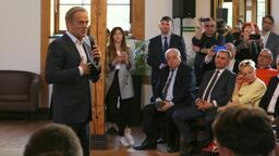 Donald Tusk w Puławach o dziennikarzach TVP Info, 500 plus i 13 emeryturze 