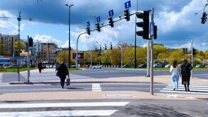 Wielu pieszych nie przechodzi przez jezdnię po nowych pasach, tylko obok nich, w miejscu, w którym przejście znajdowało się przed przebudową skrzyżowania