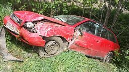 Walnął audi w pasażerskiego busa i wziął nogi za pas. Ale zostawił coś w aucie