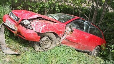 Walnął audi w pasażerskiego busa i wziął nogi za pas. Ale zostawił coś w aucie