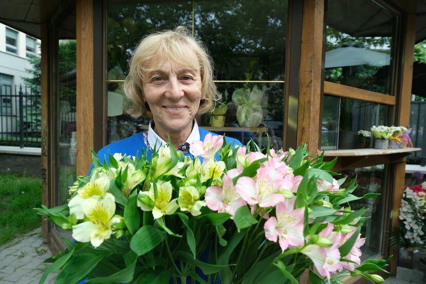 Pani Ewa, w kwiaciarstwie od 1985 roku, prowadzi stoisko przy kwiatowym murku przy Krakowskim Przedmieściu w Lublinie