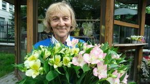 Pani Ewa, w kwiaciarstwie od 1985 roku, prowadzi stoisko przy kwiatowym murku przy Krakowskim Przedmieściu w Lublinie