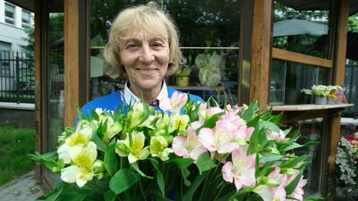 Pani Ewa, w kwiaciarstwie od 1985 roku, prowadzi stoisko przy kwiatowym murku przy Krakowskim Przedmieściu w Lublinie