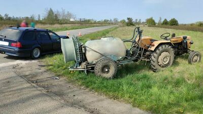 Kierowca BMW wyprzedzał traktor. Tak to się skończyło