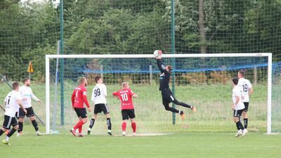 Michał Furman (w czarnym stroju) zaliczył kolejny dobry występ w bramce Sygnału