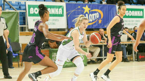 Emilia Kośla (z piłką) ma ważny kontrakt z klubem na kolejny sezon.