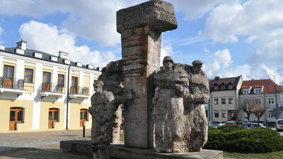 Pomnik w centrum Włodawy musi zniknąć? Mieszkańcy powiedzieli czego chcą